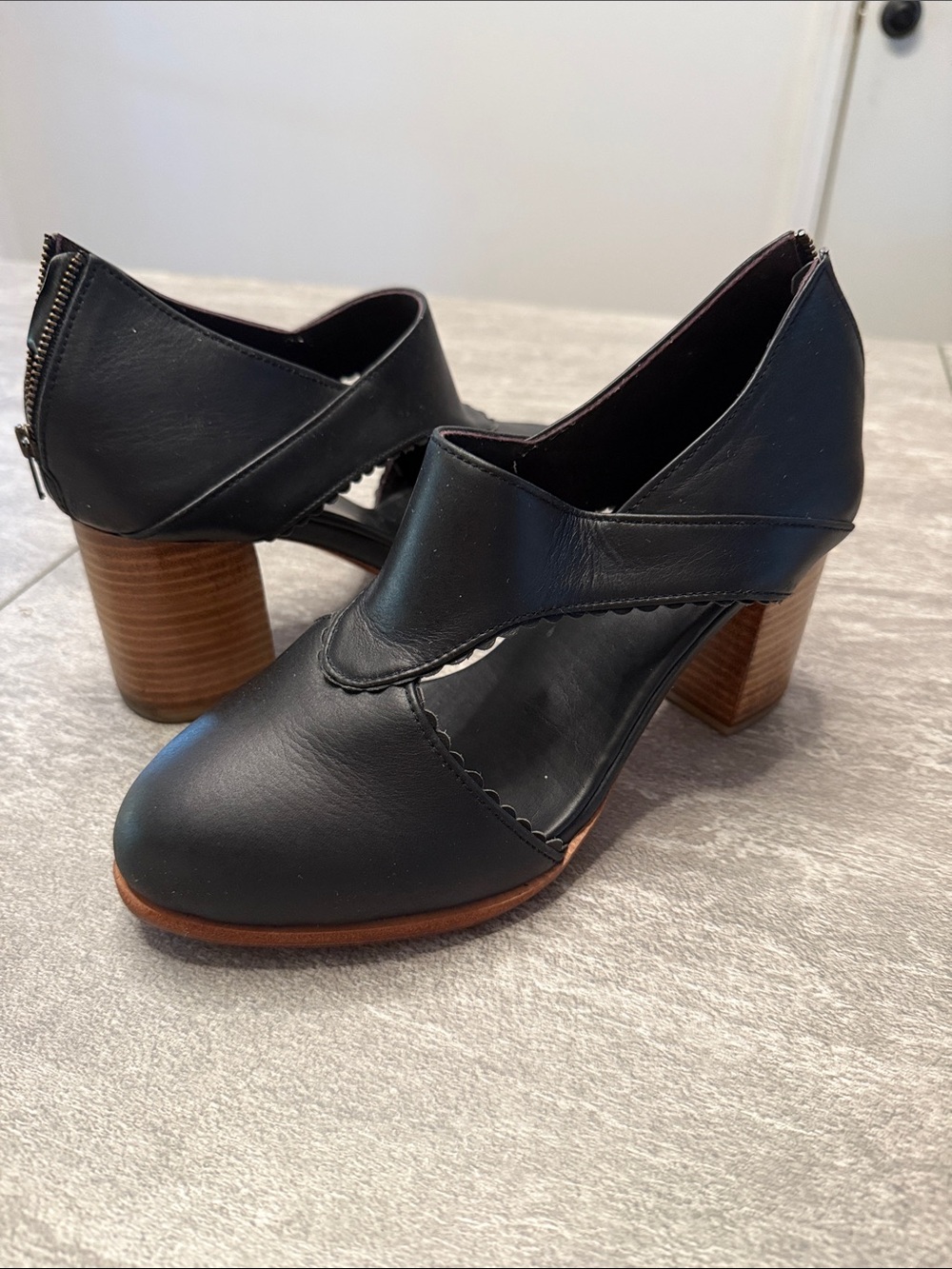 ELF Black Leather Cutout Block Heel Pumps with Brown Wood-Look